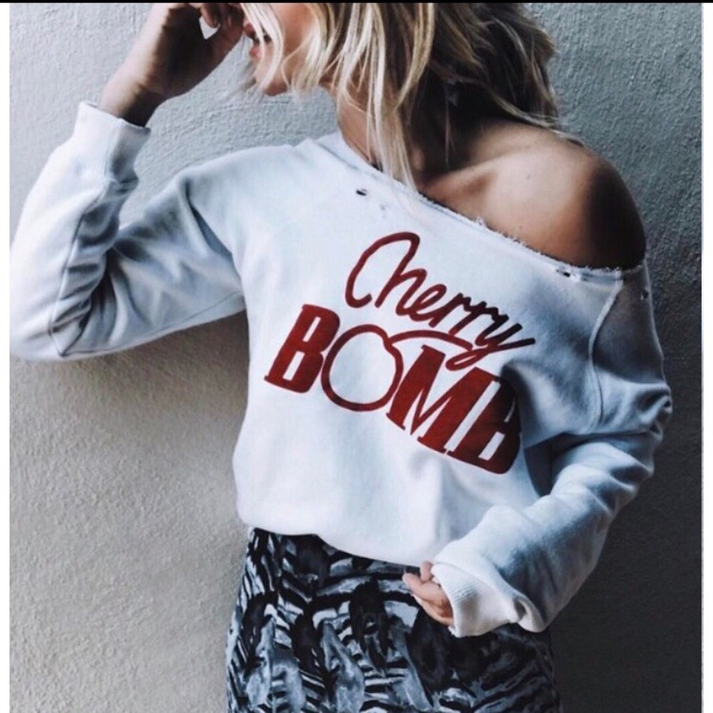 New 🍒Novelty distressed sweatshirt 😍